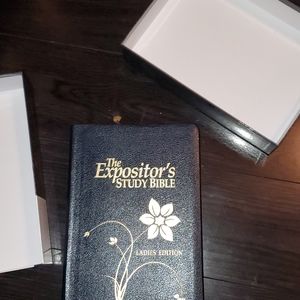 The expositor's study bible